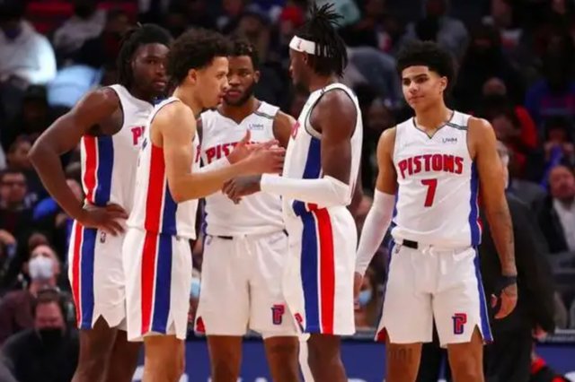 记者：里尔18岁中场布阿迪的团队否认球员与巴黎的转会传闻（记者：里尔18岁中场布阿迪团队驳斥与巴黎转会传闻）