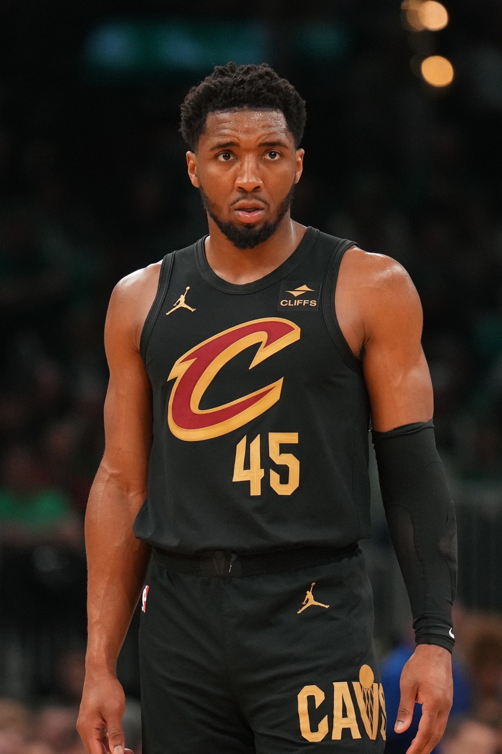 执法有温度，马宁在点球大战结束后，安慰南通队失点队员（温情执法：点球大战后，马宁安慰南通失点球员）