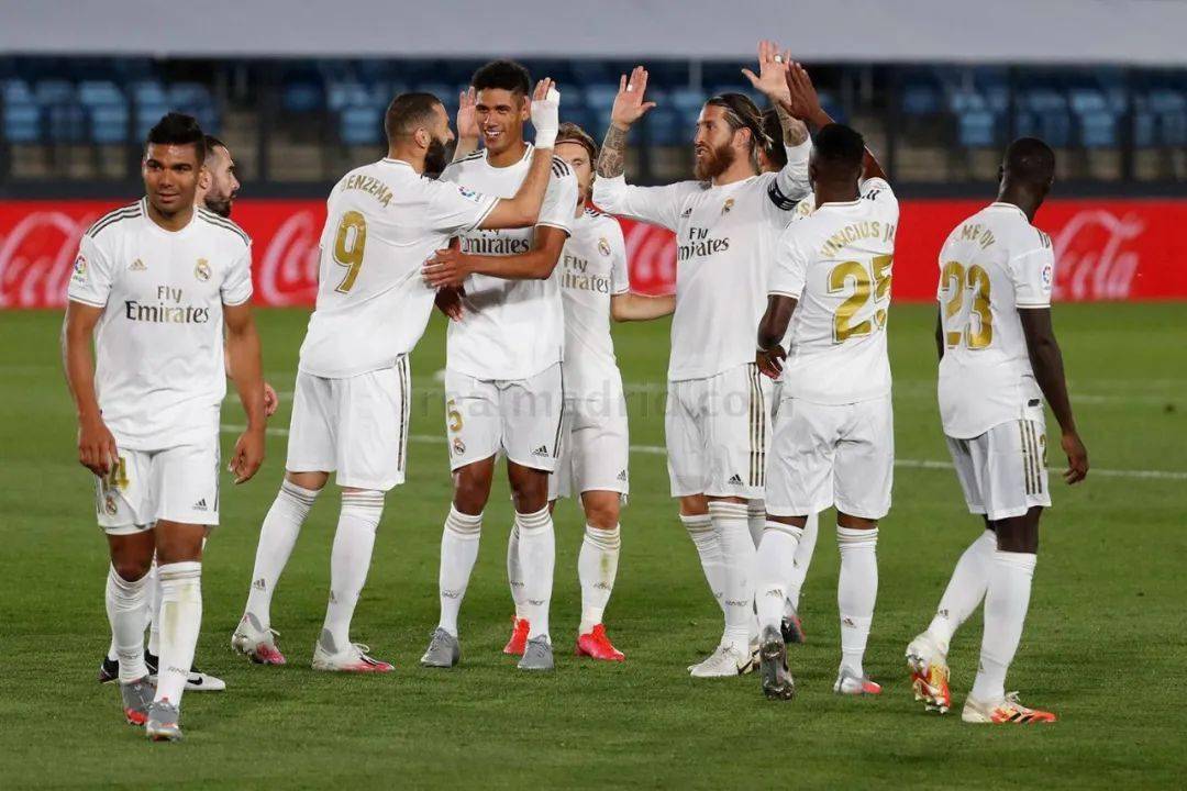 字母30+15+8难救主，唐斯打铁8中2布伦森37分，尼克斯送雄鹿7连败