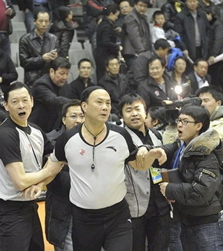 掘金约基奇豪取三双助球队连胜（约基奇砍下三双，掘金连胜再下一城）