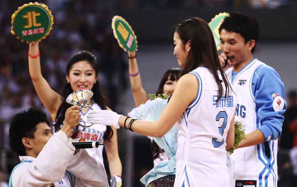 弗里克：佩德里有可能首发；收到消息后我起床看了皇马的集锦（弗里克：佩德里有望首发，我得知消息后起床看了皇马集锦）