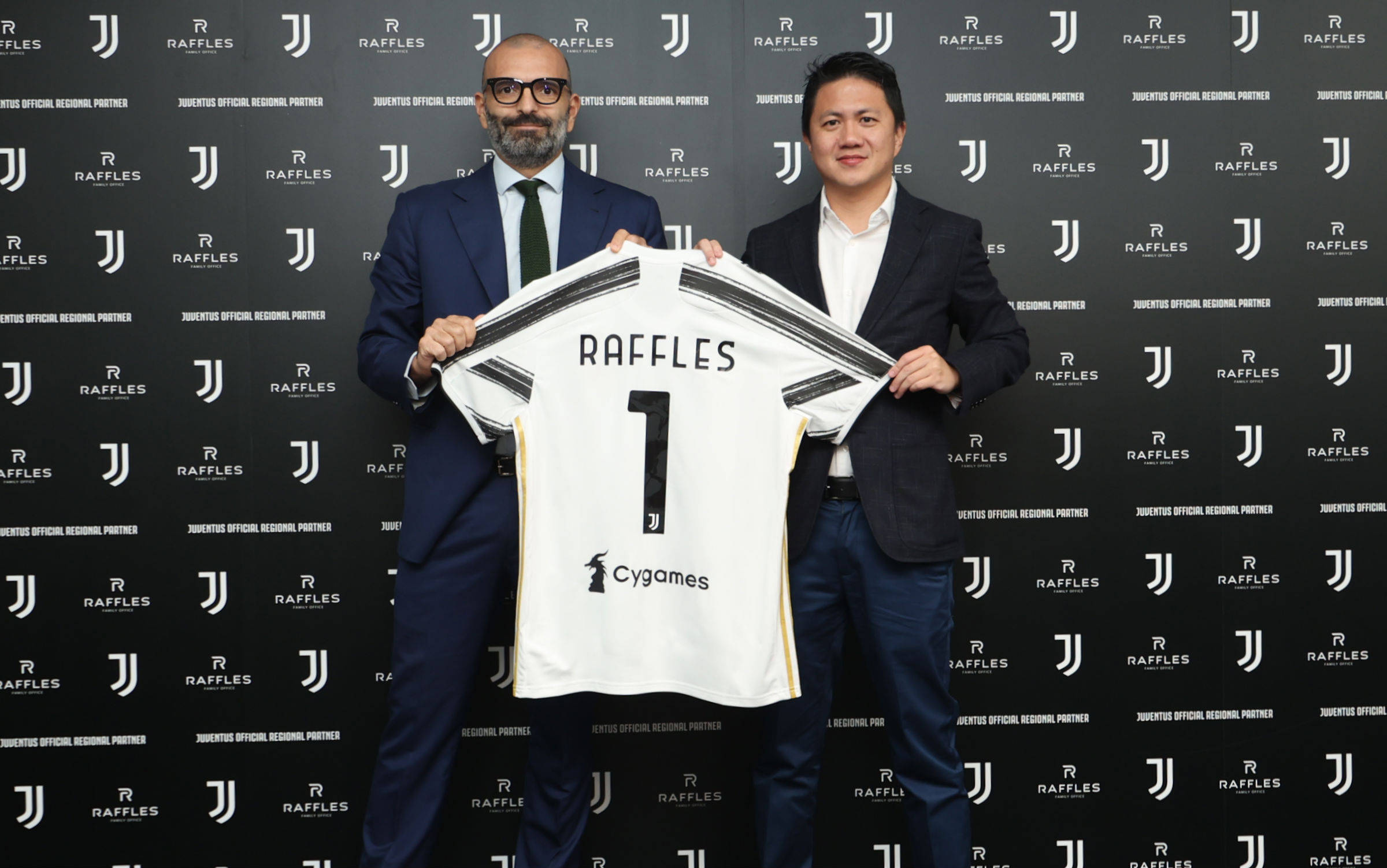 跟队：阿什拉夫伤缺6-8周，他的目标是尽快恢复赶上非洲杯（队记：阿什拉夫预计伤停6至8周，力争尽快康复赶上非洲杯）