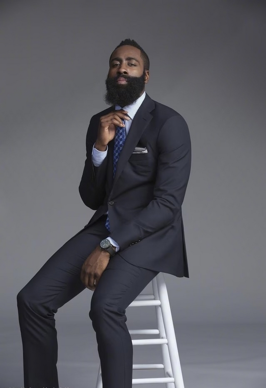 近5轮仅1胜&丢9分！皇马落后巴萨4分，银河战舰陷入低迷（近5场仅一胜失9分，皇马被巴萨拉开至4分，银河战舰深陷颓势）