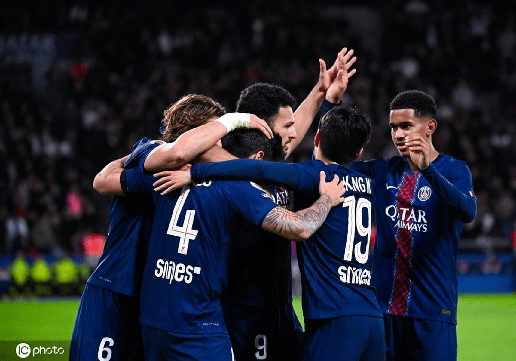 记者：阿德耶米决定明夏离开德甲，曼联、切尔西均有意（名记者：阿德耶米拟于明夏告别德甲，曼联与切尔西均有意引进）