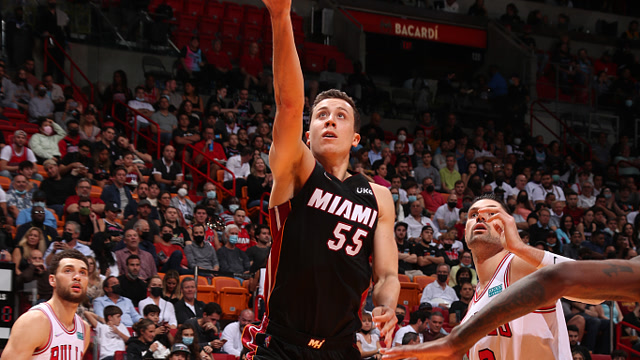 雄鹿击败篮网结束尴尬7连败&同时送篮网4连败（雄鹿力克篮网止住7连颓，同时送篮网遭遇4连败）