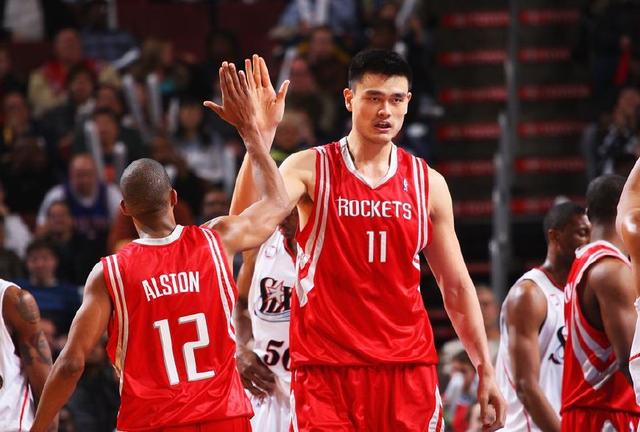 足球世界杯主题周边开售，球迷抢购（世界杯主题周边上架，球迷热购）