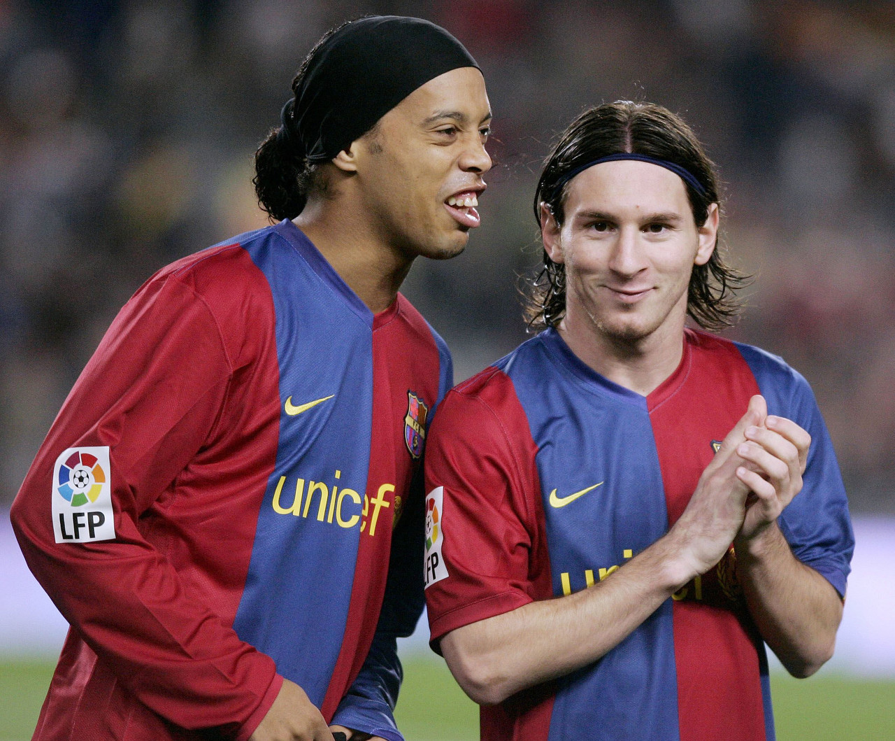 李帅与海港球迷同庆：尊敬的四星球迷，冠军是我们一起拿到的（李帅与海港球迷同庆：致敬四星球迷，冠军属于我们所有人）